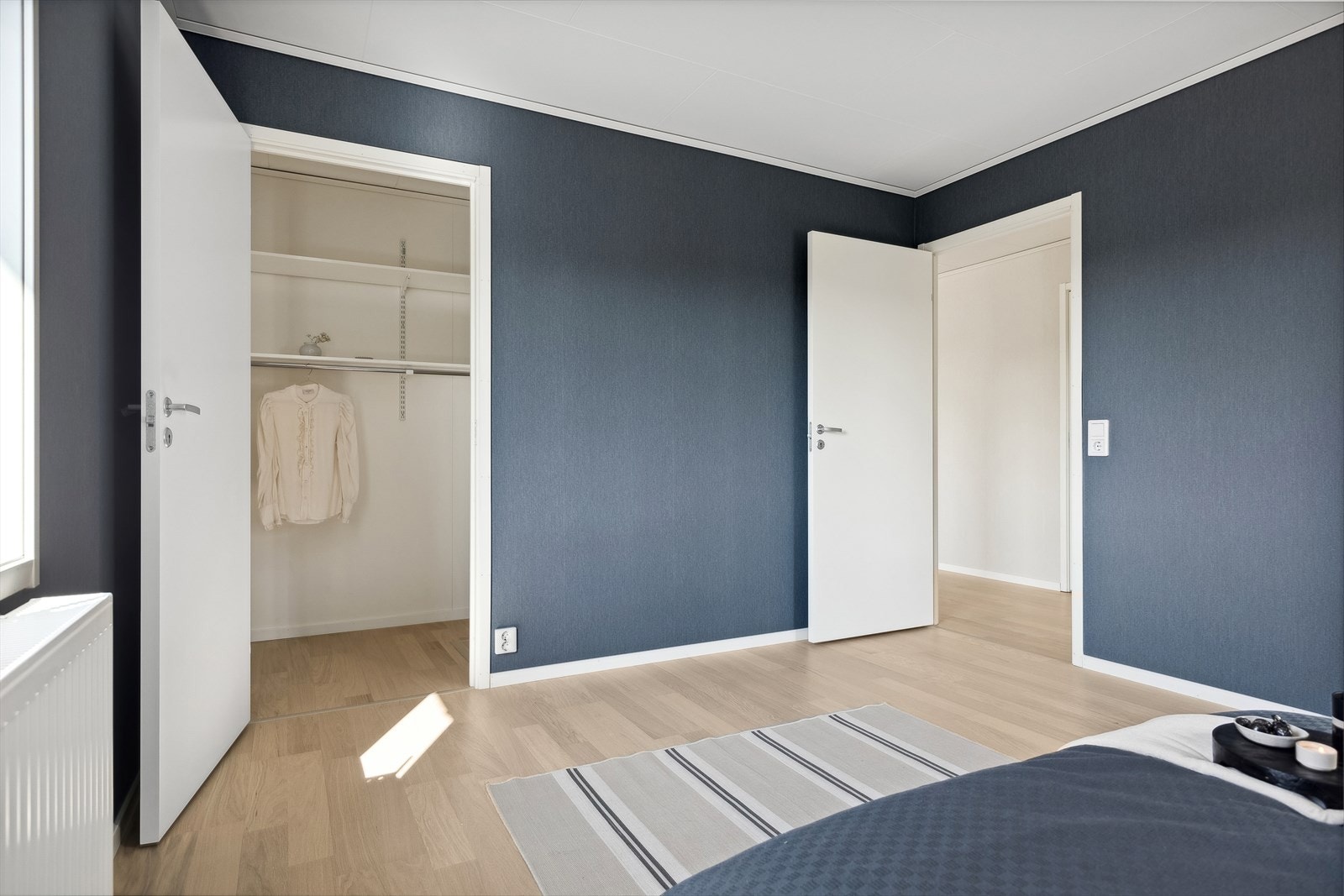 Hovedsoverommet har tilknytning til en praktisk bod. Galleribilde