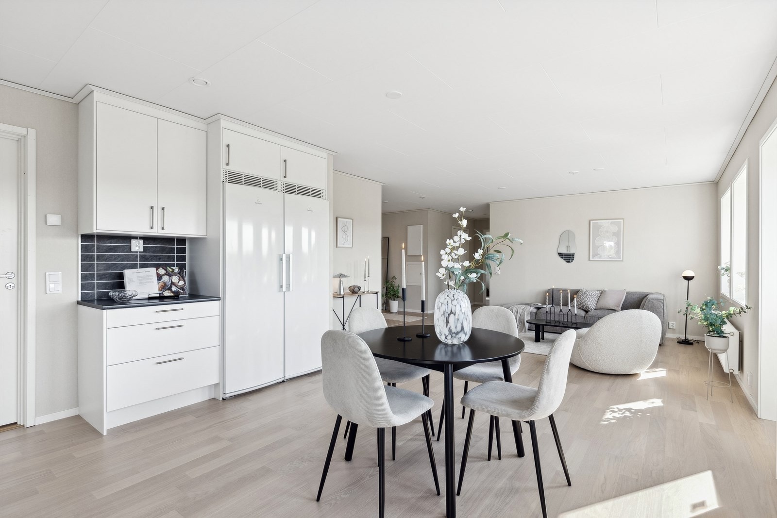 Komfyr, mikro, ventilator, platetopp, oppvaskmaskin, kjøleskap og fryseskap medfølger i handelen. Galleribilde