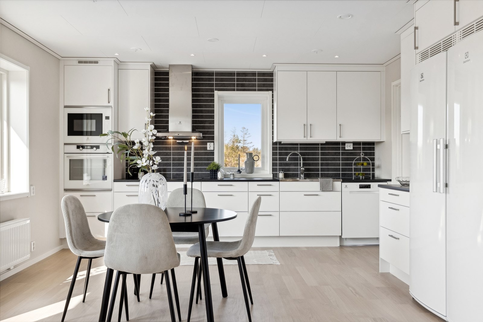 Her har du godt med både skap- og benkeplass. Galleribilde