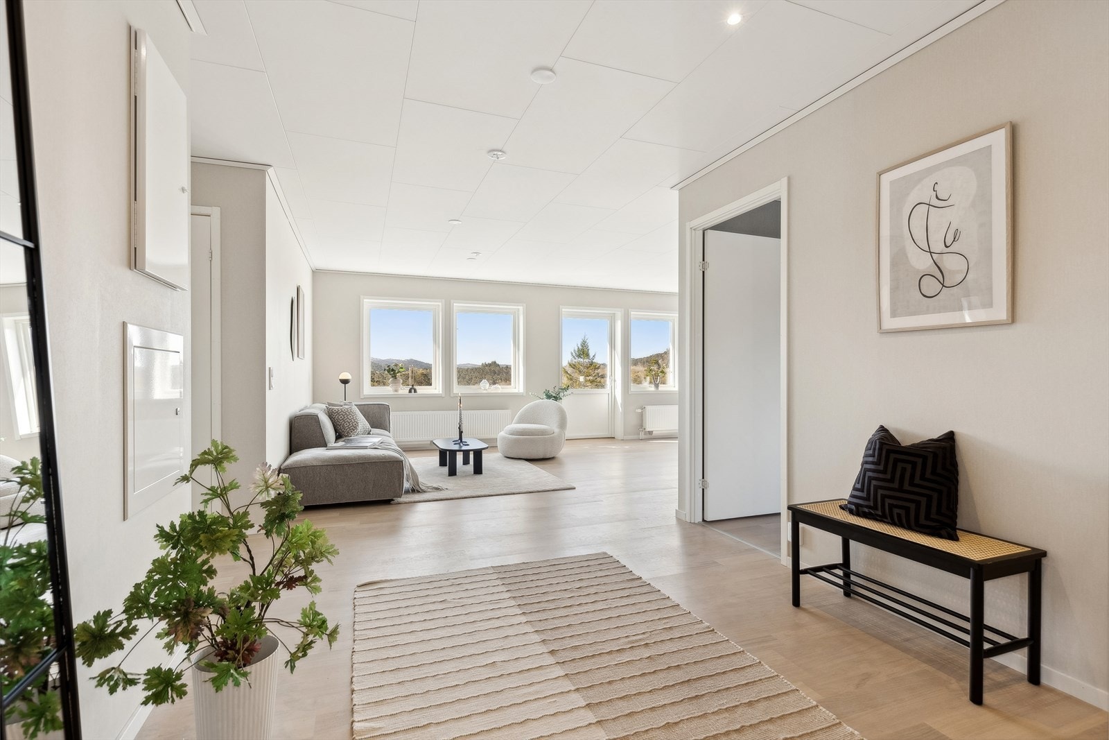 Lys og luftig hall, med god plass til å lage smarte oppbevaringsløsninger for ytterklær. Galleribilde