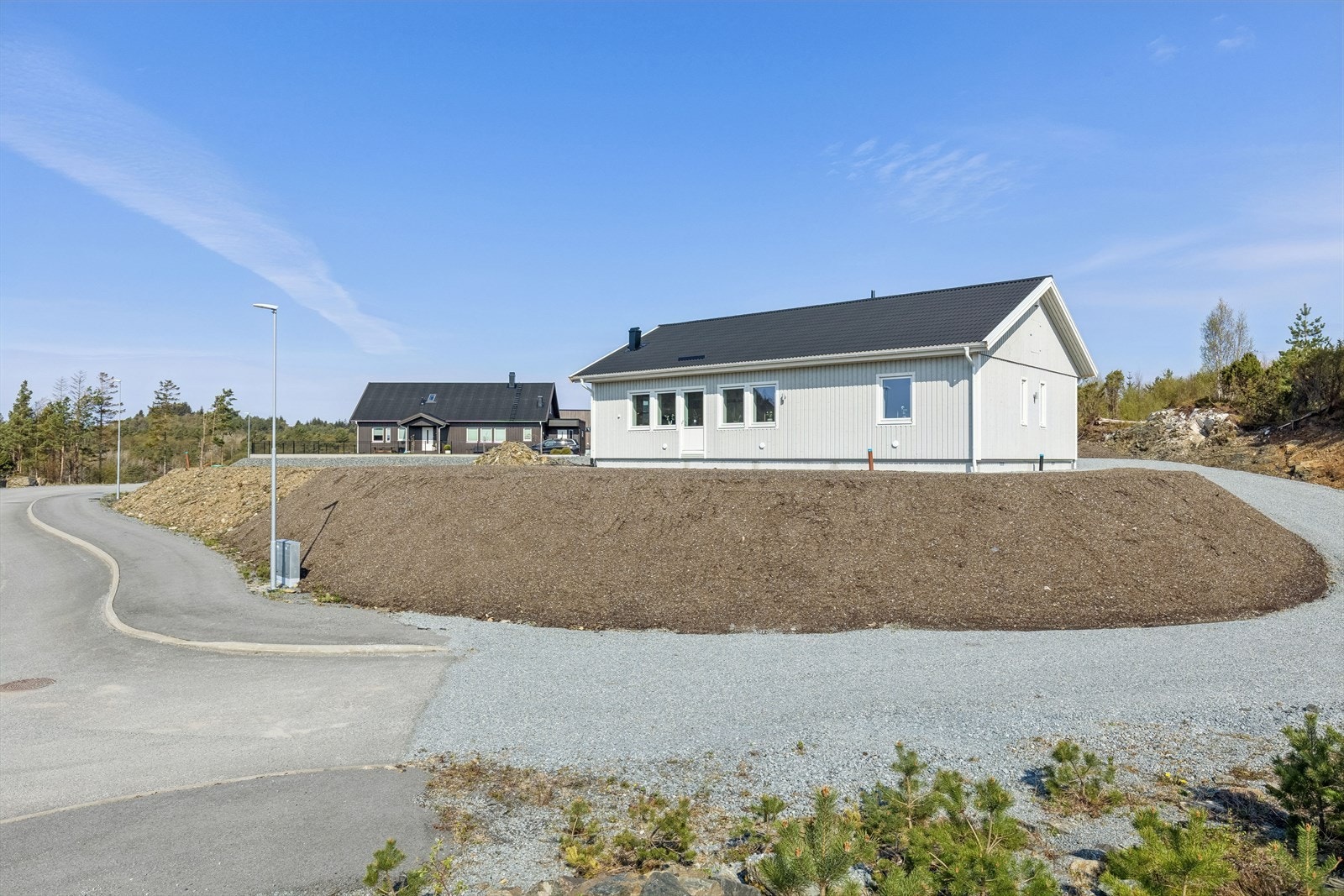 Boligen ligger fint til på en liten høyde, med lite innsyn. Galleribilde