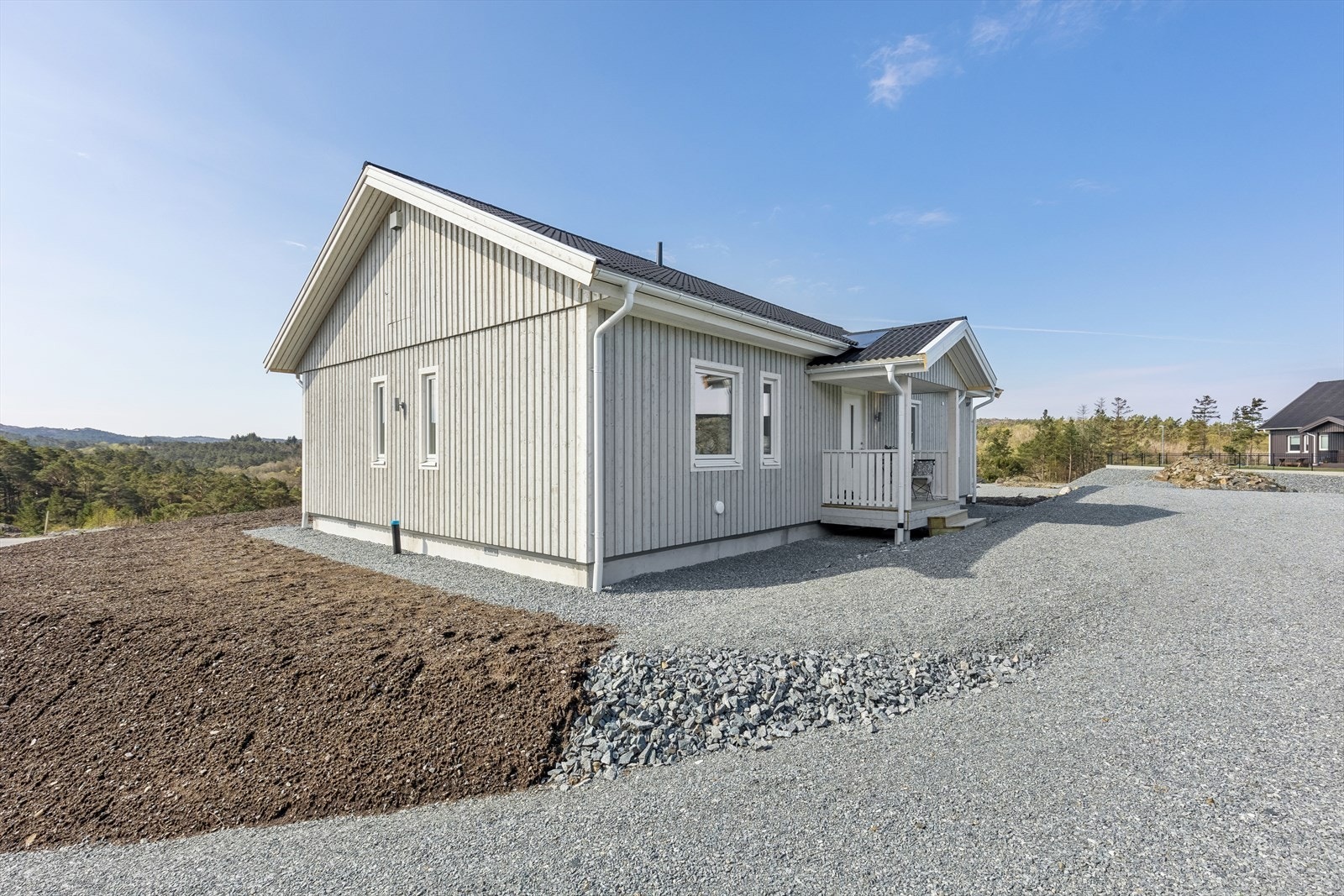 Eiendommen ligger i et nyetablert boligfelt under utvikling, det er regulert inn flere boligtomter rundt eiendommen. Se utsnitt av reguleringsplan i salgsoppgaven. Galleribilde