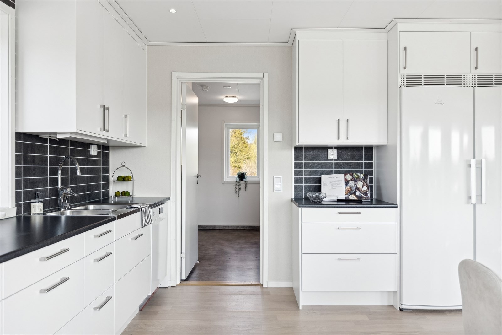 Lyst kjøkken med laminat benkeplate. Galleribilde