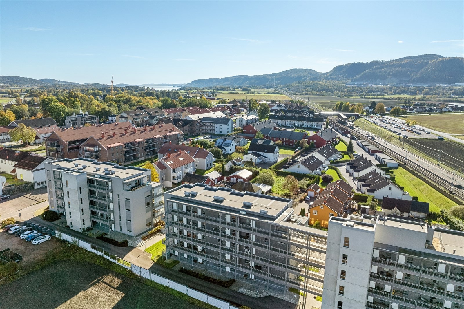 Det er også nærhet til togstasjon med hyppige avganger mot Oslo og Drammen, som gjør dette til en flott beliggenhet for pendleren. Galleribilde