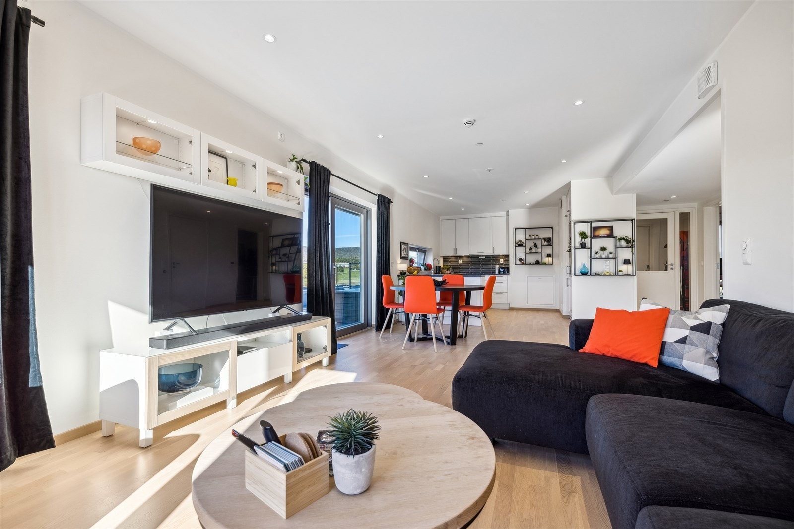 Stuen og kjøkkenet er i en åpen løsning som inviterer til sosialt samvær. Galleribilde