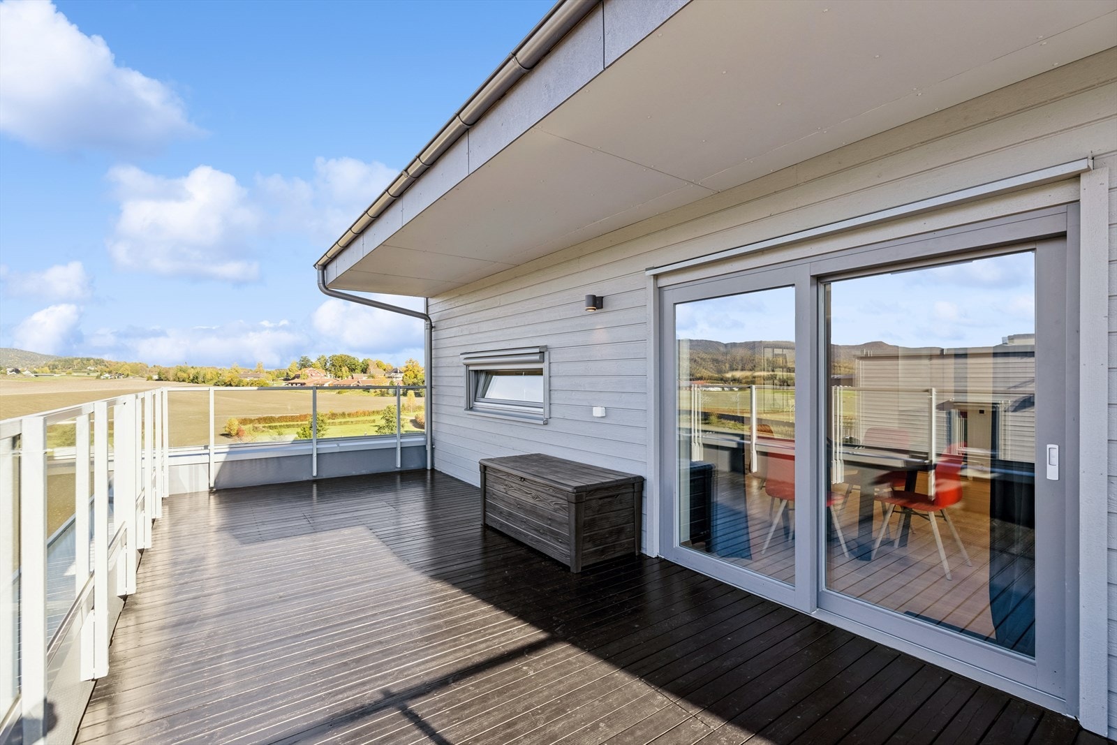 Terrassen er over 20 kvm og har rikelig med plass til det du ønsker av møblement. Galleribilde