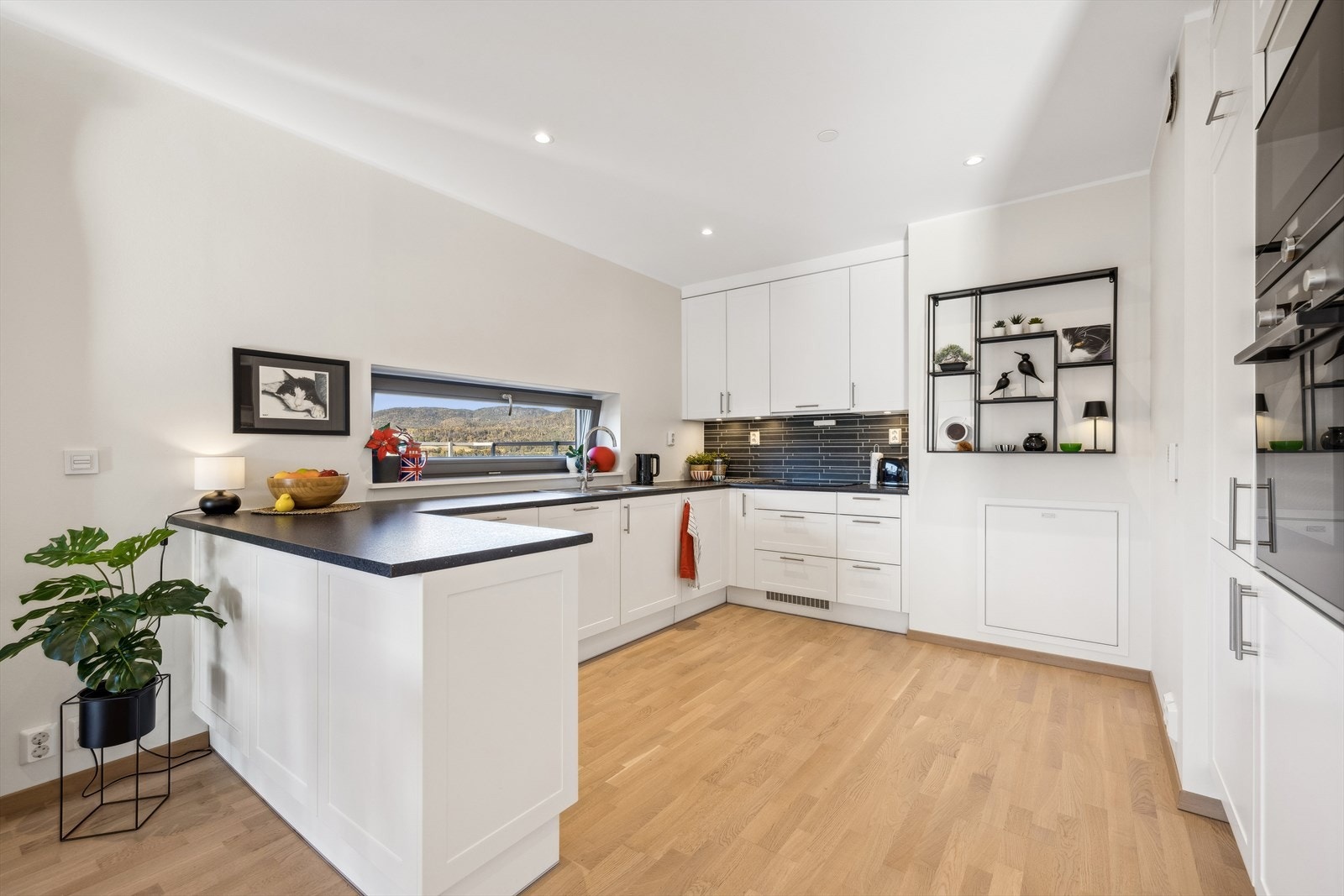 Over benkeplaten er det et vindu som gir deg et fint utsyn imens du lager mat. Galleribilde