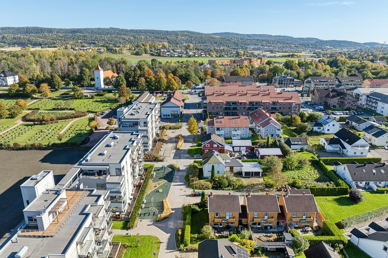 Like utenfor blokkene har de yngste en fin lekeplass. Galleribilde