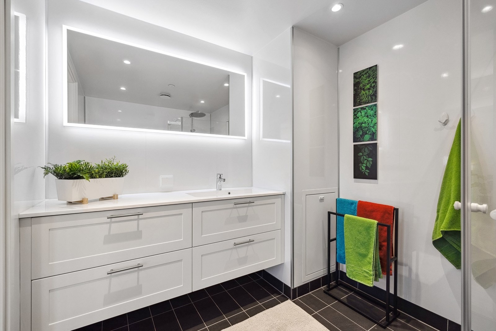 Badet har en romslig innredning som gir deg både benkeplass og oppbevaringsplass. Galleribilde