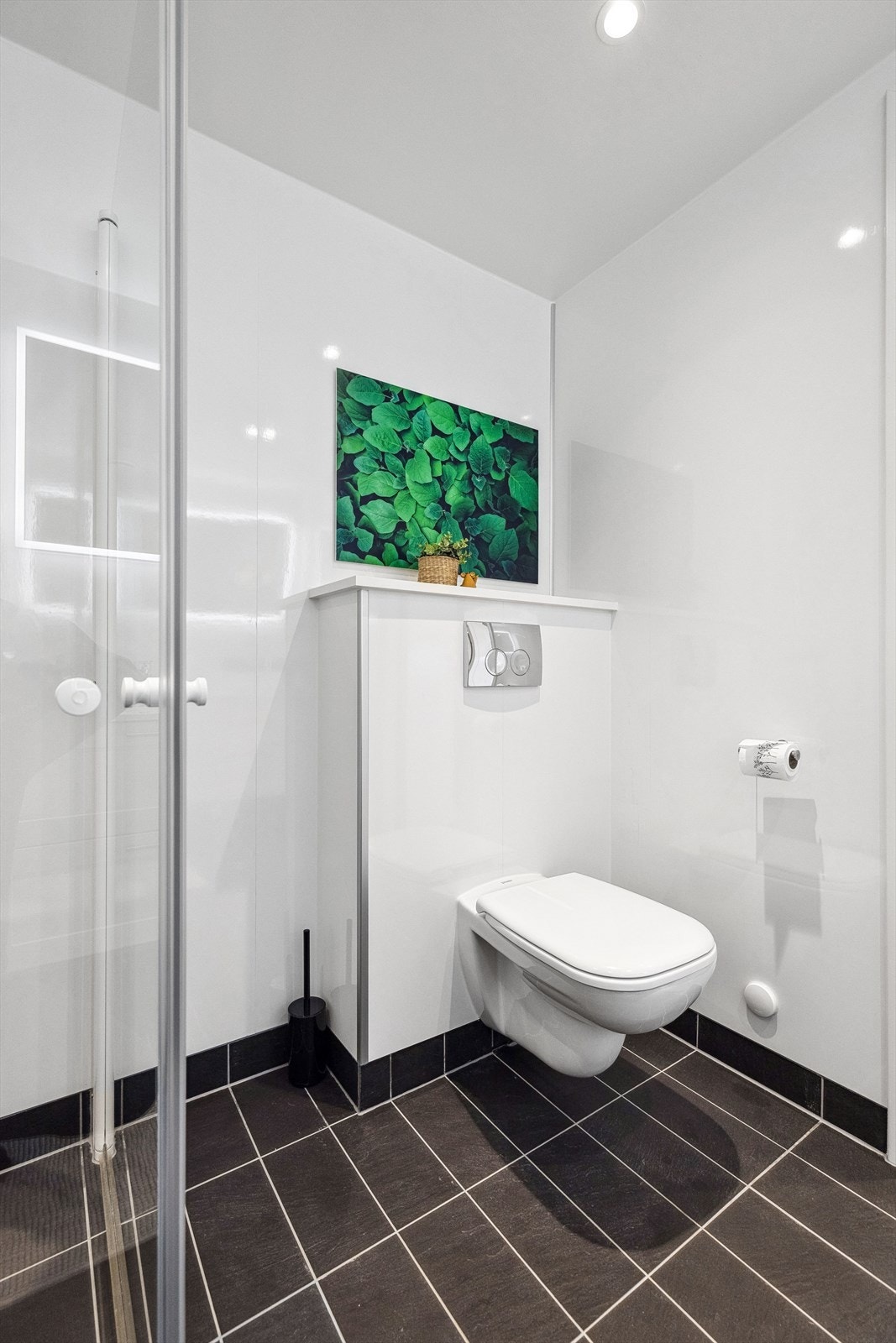 Videre er det dusjhjørne og vegghengt toalett. Galleribilde