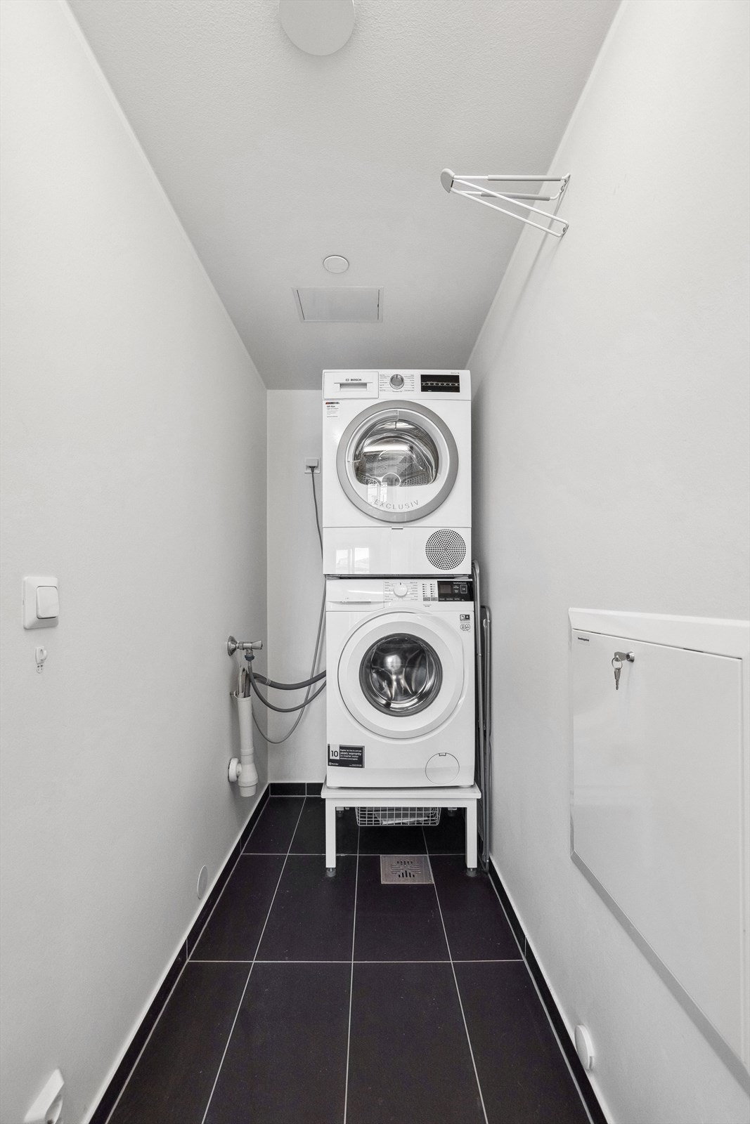 Leiligheten har en bod der det er lagt opplegg for vaskemaskin. Galleribilde