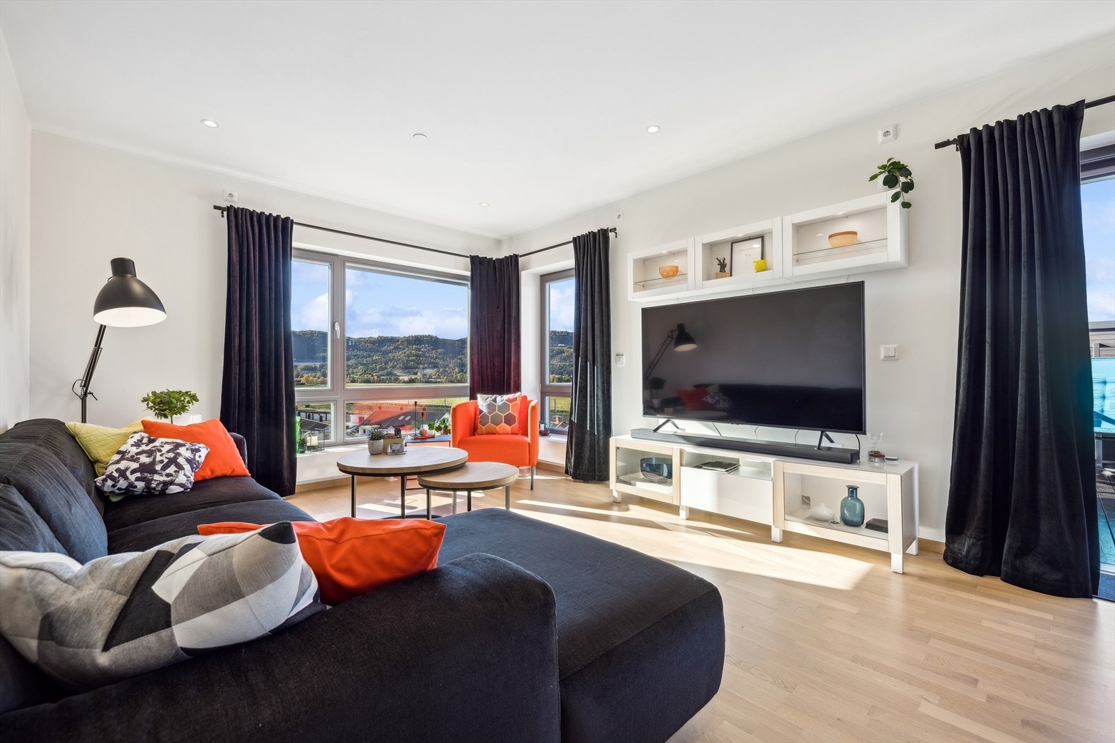 Stuen har en luftig og lys planløsning med store vinduer som slipper inn både lys og utsikt. Galleribilde