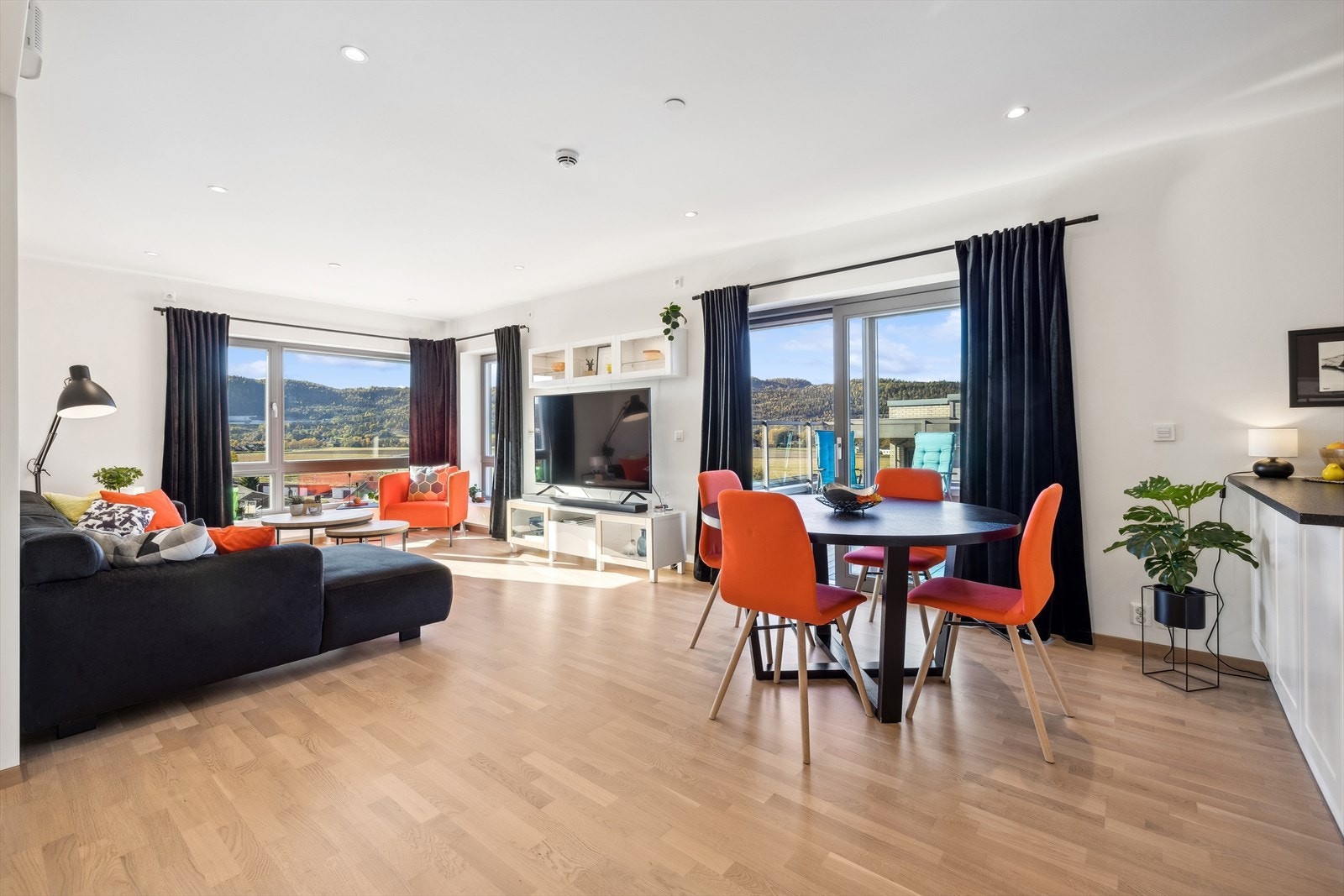 Du har god plass til spisebord og sofagruppe. Galleribilde