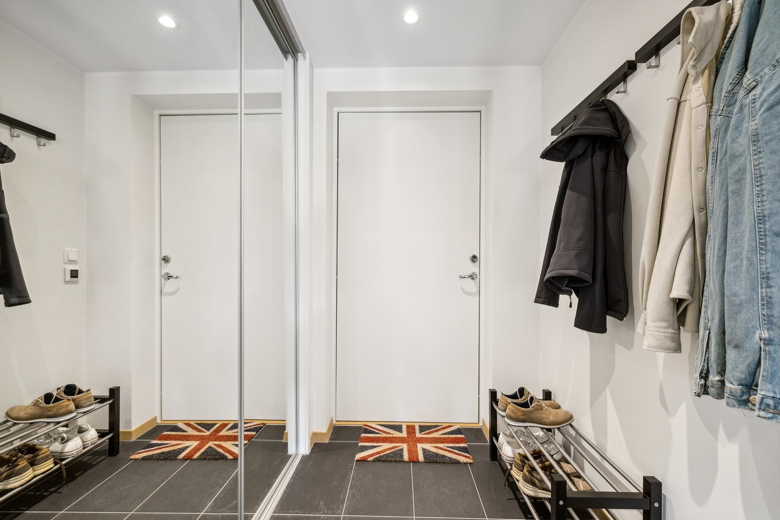 Du ønskes velkommen inn i en tiltalende entré med skyvedørsgarderobe som gir deg gode oppbevaringsmuligheter. Galleribilde