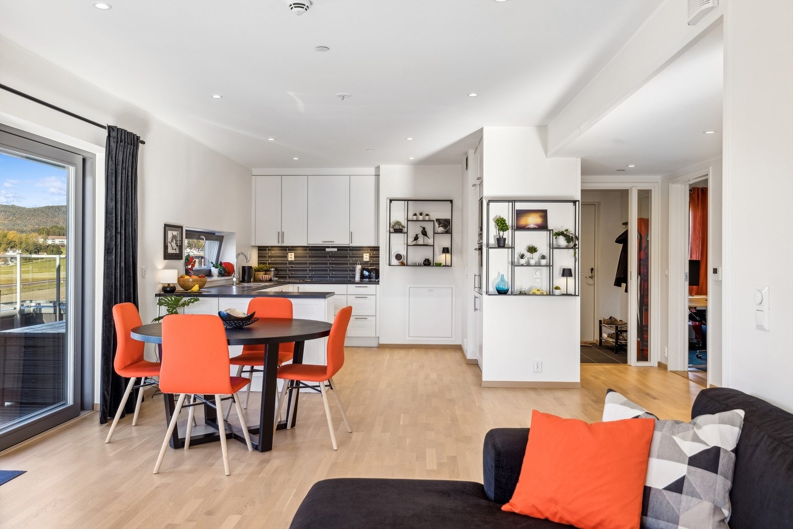 Når mørket senker seg ute, er det rikelig med spotter i taket som gir god belysning. Galleribilde