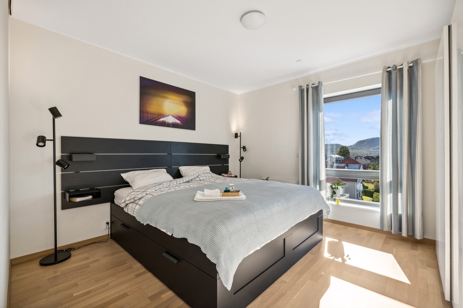 Hovedsoverommet har god plass for en bred seng. Galleribilde