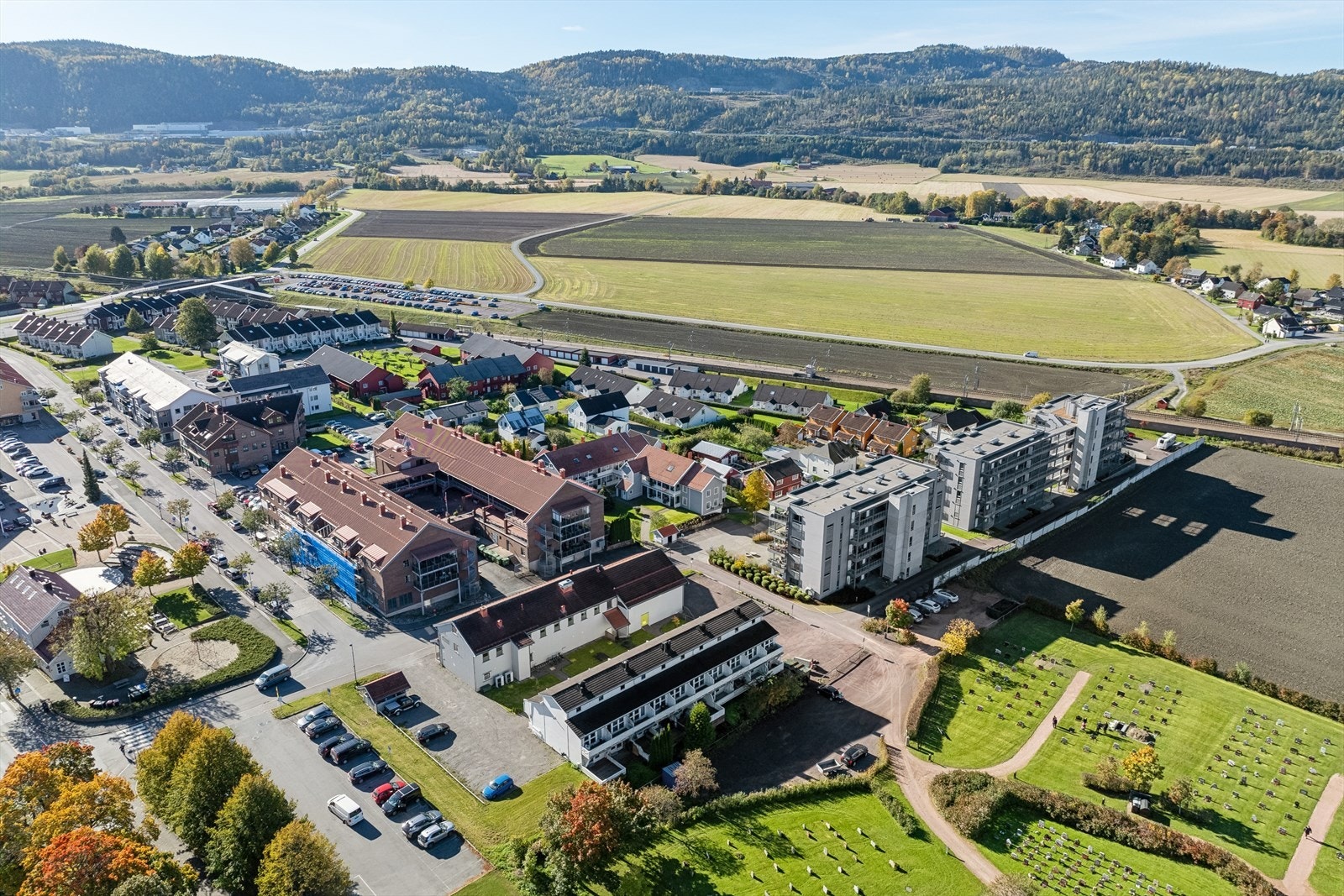 Eiendommen ligger midt i hjertet av Sande sentrum i Holmestrand kommune. Galleribilde