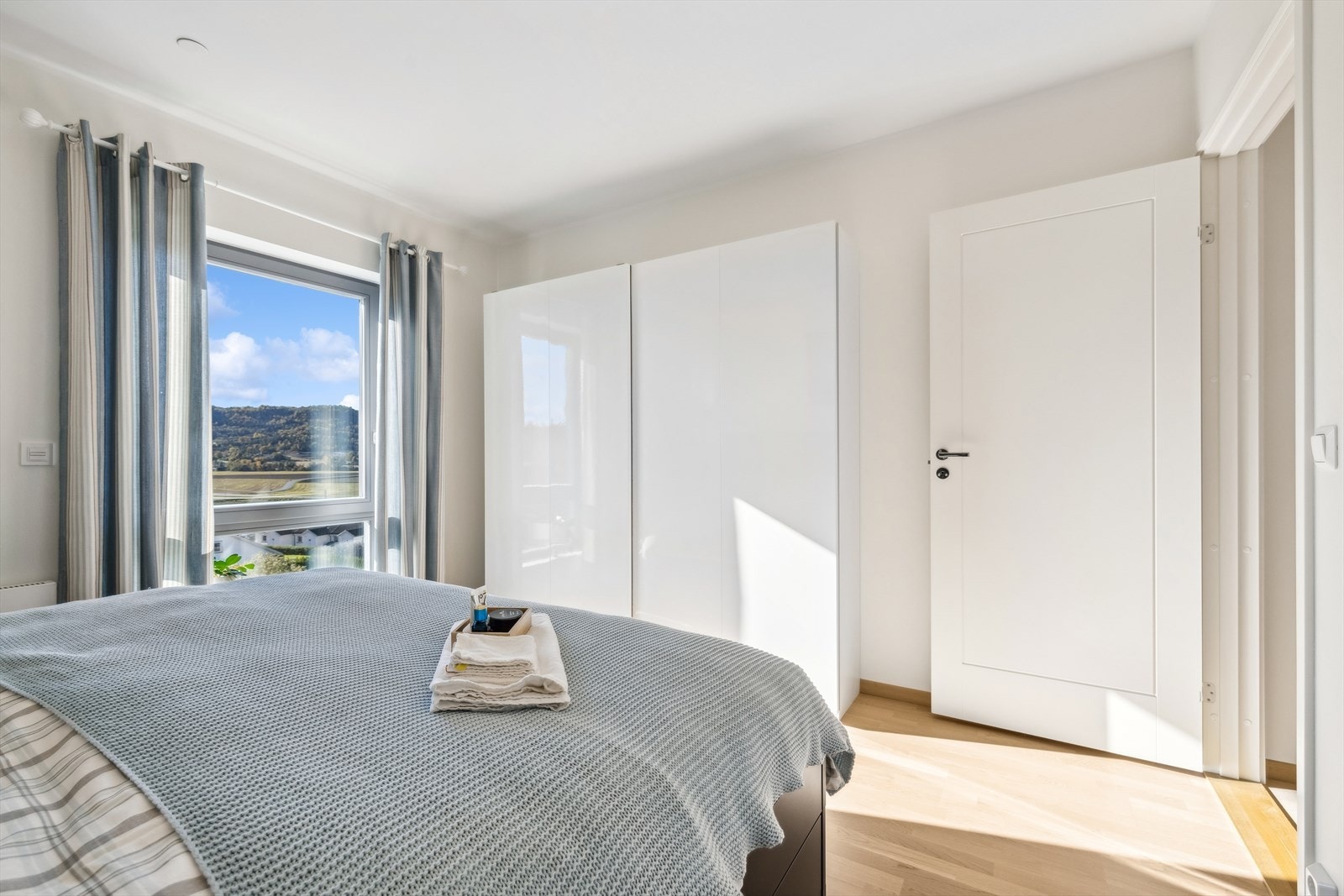 Her er det en praktisk garderobe i tillegg til en nydelig utsikt gjennom et stort vindu. Galleribilde