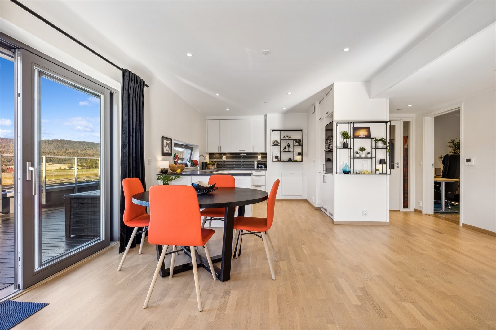 Fra stuen har du utgang til terrassen. Galleribilde