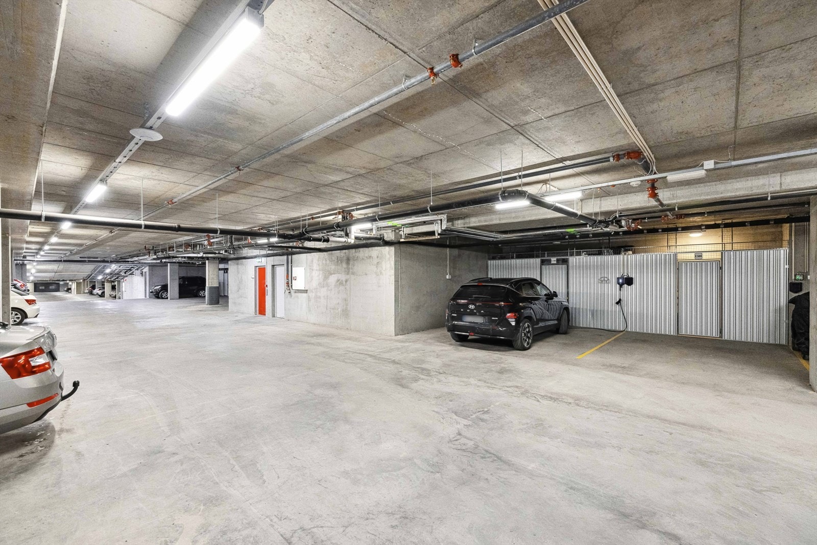 I kjelleren har du en garasjeplass der du kan parkere bilen trygt og behagelig. Galleribilde