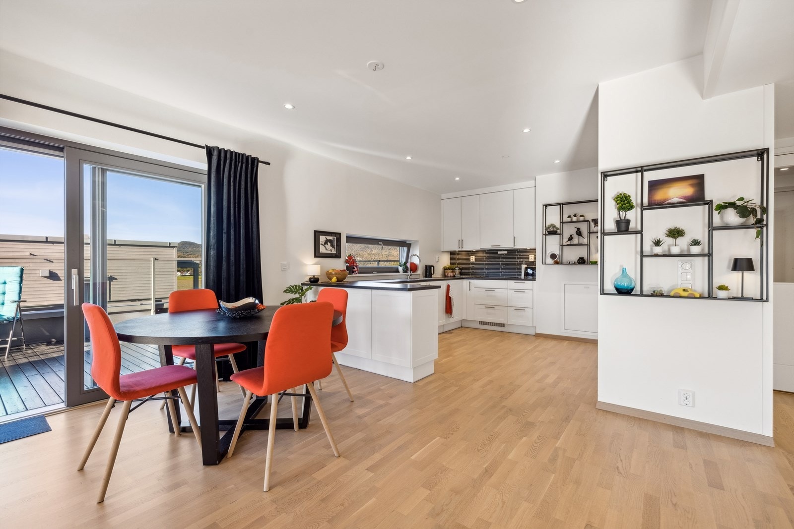 Kjøkkenet har en praktisk utformet innredning med en halvøy som gir ekstra skap- og benkeplass. Galleribilde