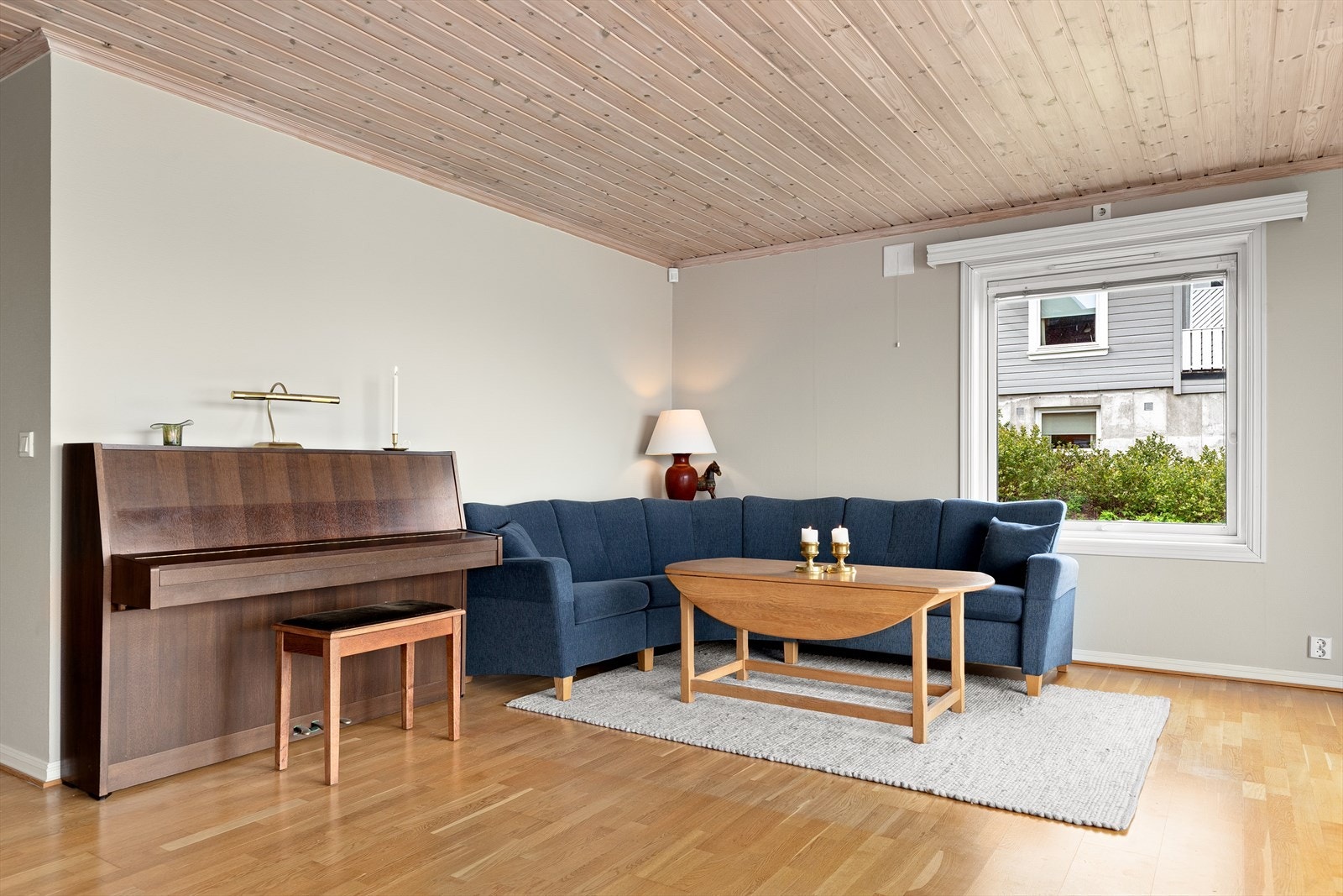 Det er en gjennomgående standard med parkett på gulv og vegger malt i 2025 Galleribilde