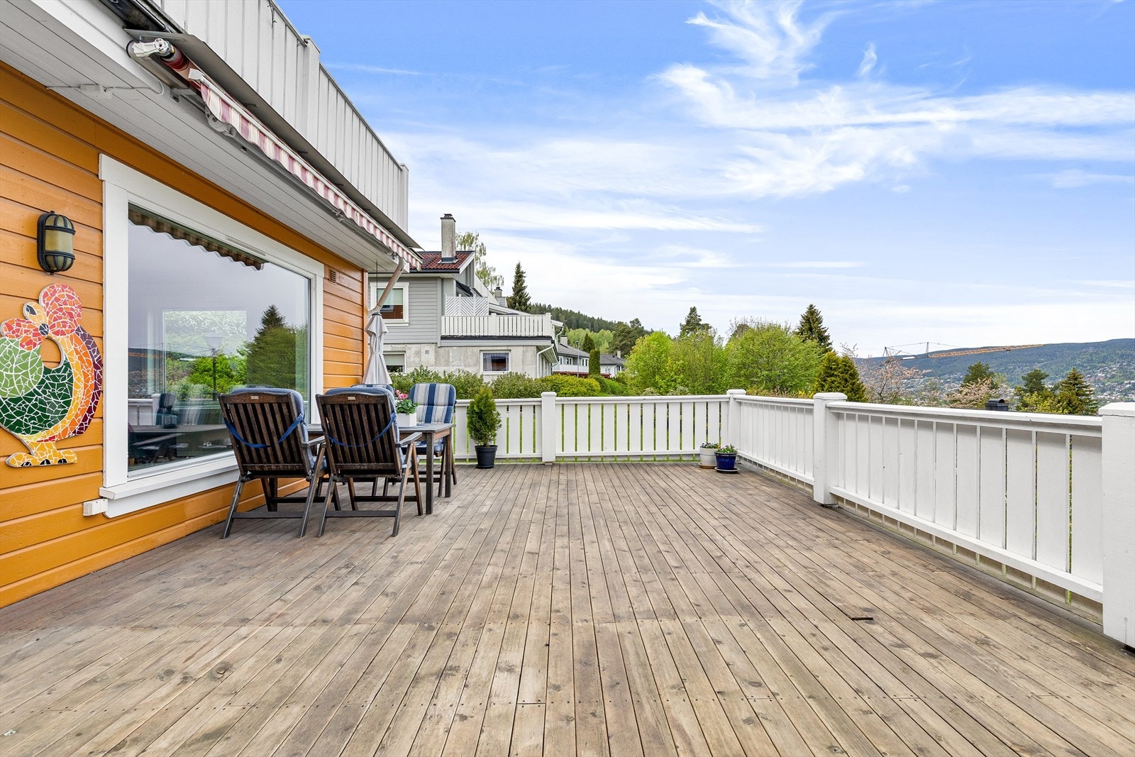 Utgang til romslig terrasse på hele 42 kvm Galleribilde