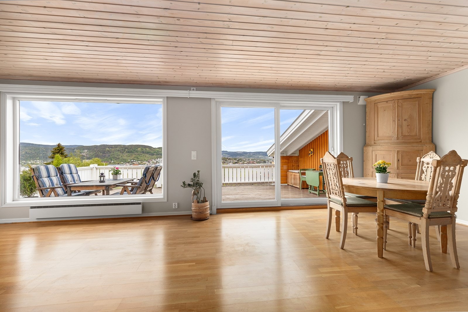 Stuen er lys og romslig, i åpen løsning til kjøkken Galleribilde