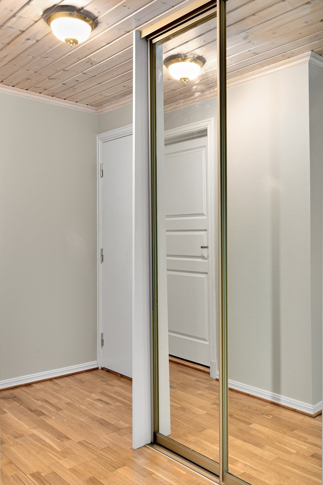 Entrè med plass til å henge fra seg yttertøy i praktisk skyvedørsgarderobe med speildør Galleribilde