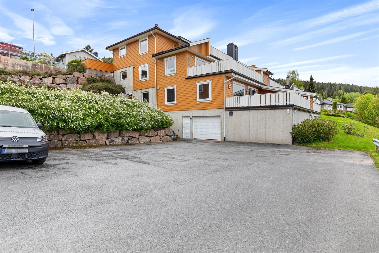 Det er flere gjesteparkeringer på felles tomt Galleribilde