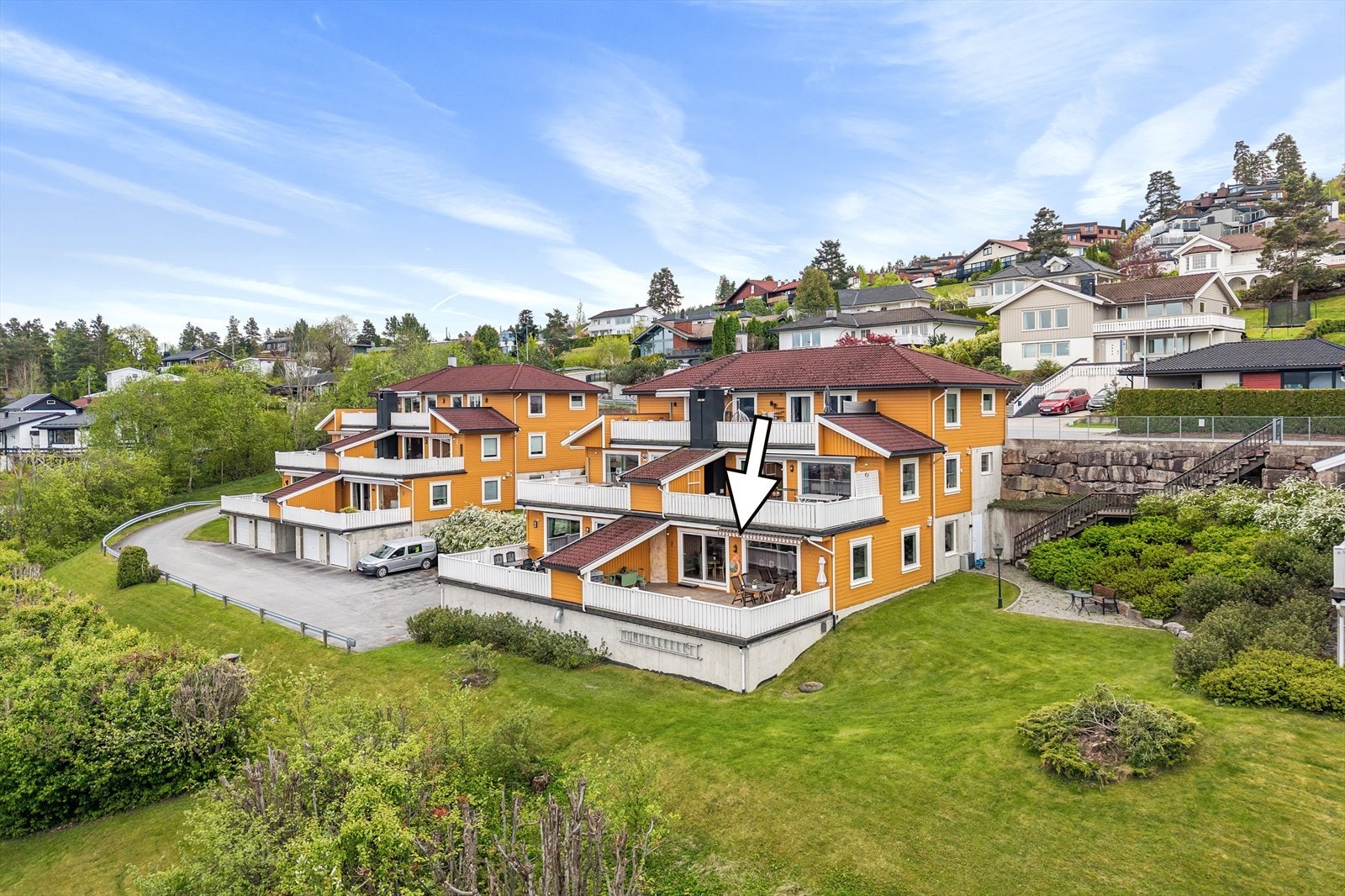 Dette er en flott 3-roms terrasseleilighet med flere gode kvaliteter som nydelig utsikt, 2 gode soverom, romslig stue- og kjøkkenløsning og parkering i garasjekjeller Galleribilde