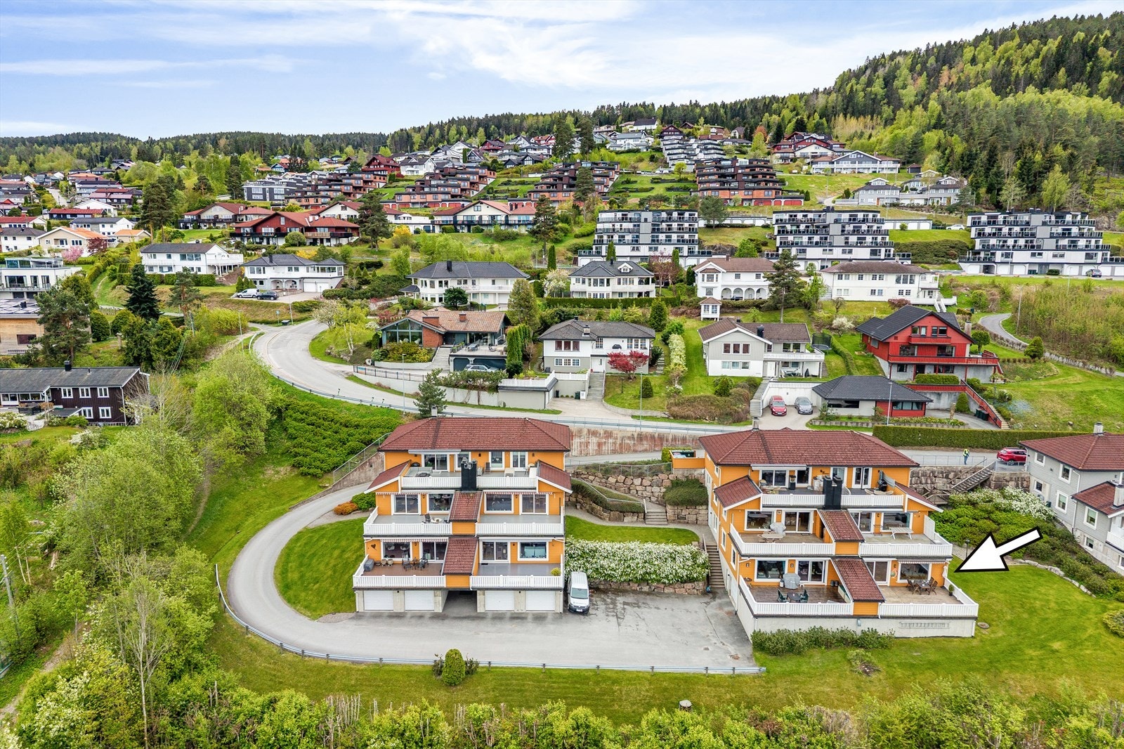 Det er enkel adkomst opp til leiligheten fra garasje Galleribilde