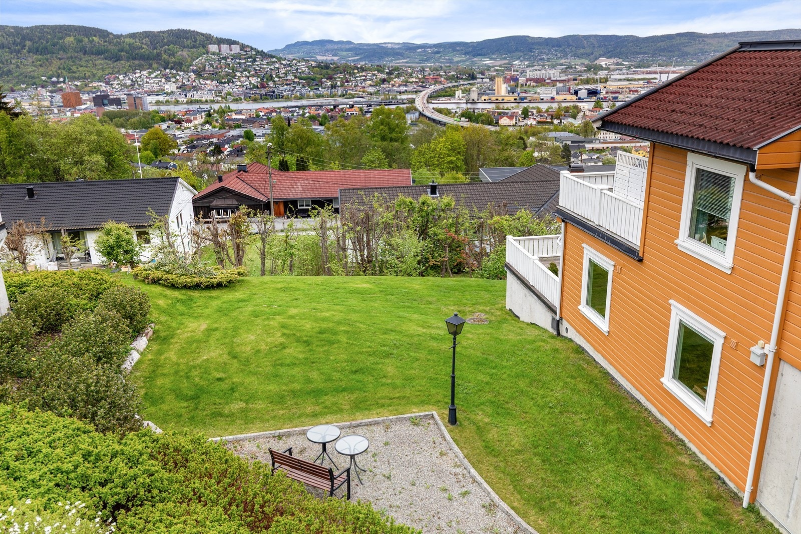 Denne leiligheten har direkte utgang til felles hage med sitteplasser. Uteområdene blir tatt vare på av en egen gartner Galleribilde