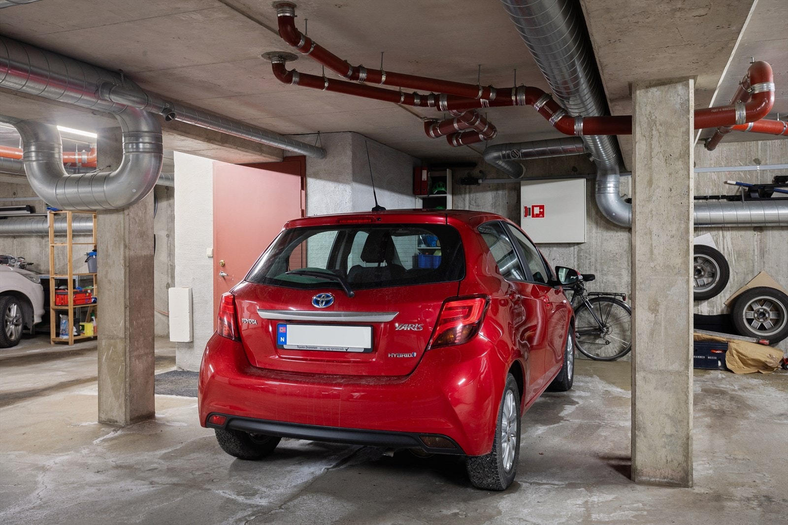 Parkeringsplass i garasjekjeller Galleribilde