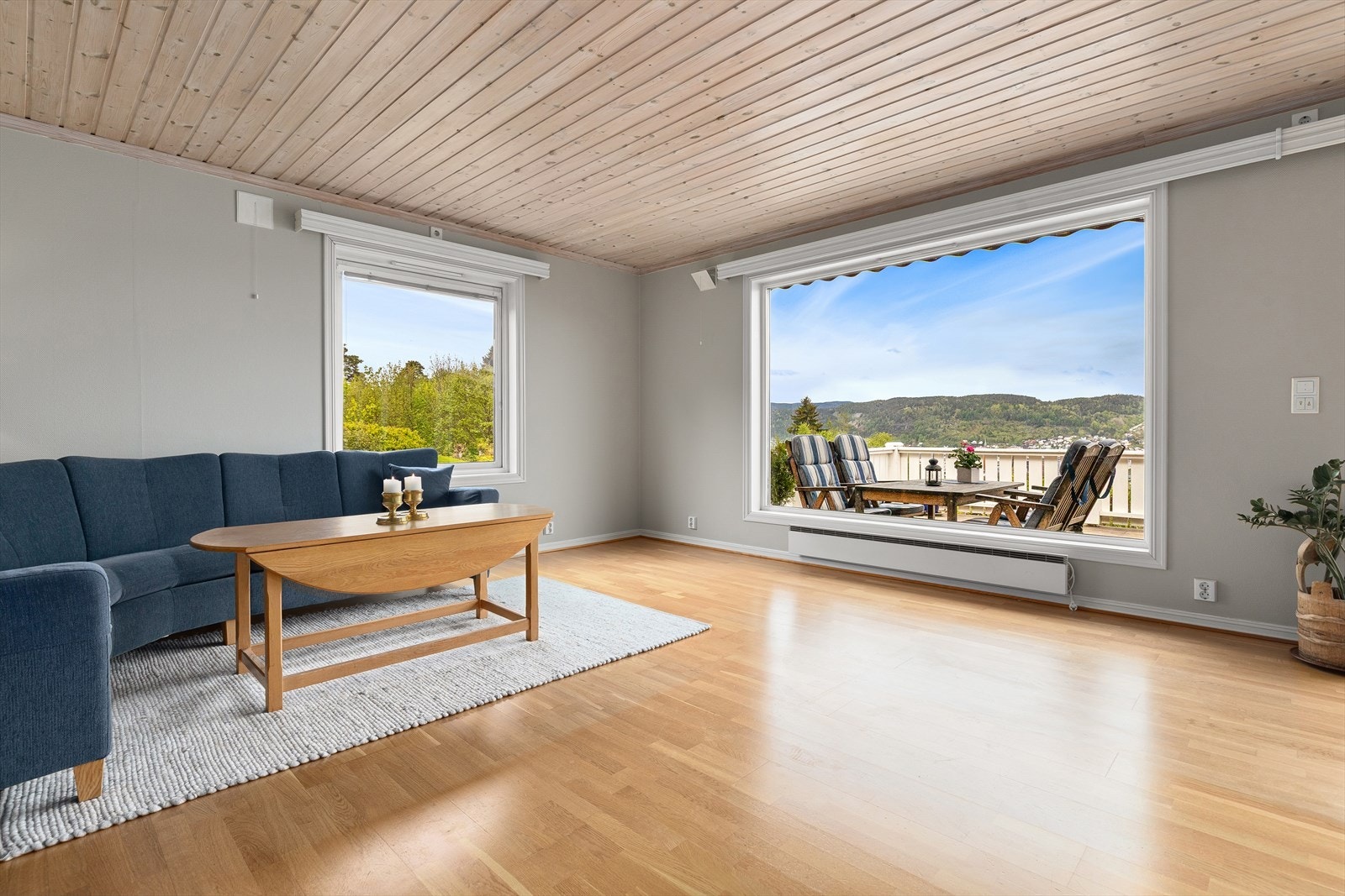 Leiligheten får rikelig med lysinnslipp fra store vindusflater Galleribilde