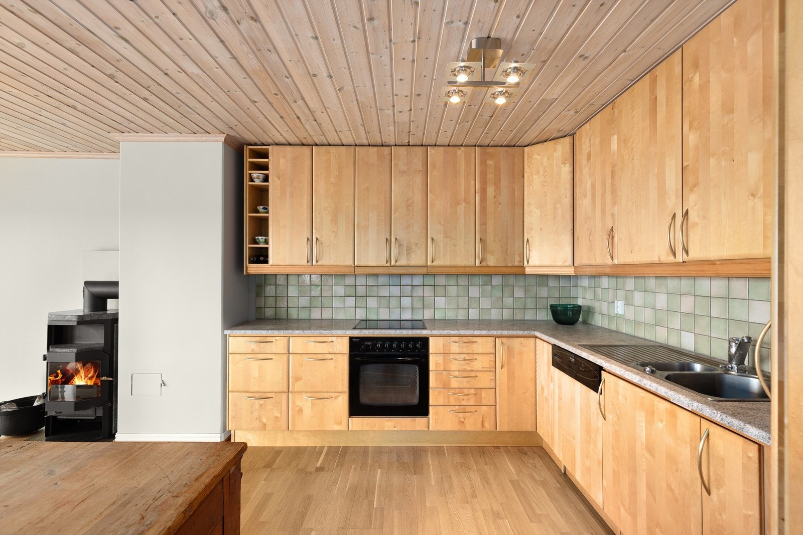 Kjøkken i Bjerk som er av god størrelse med skapplass i under- og overskap Galleribilde