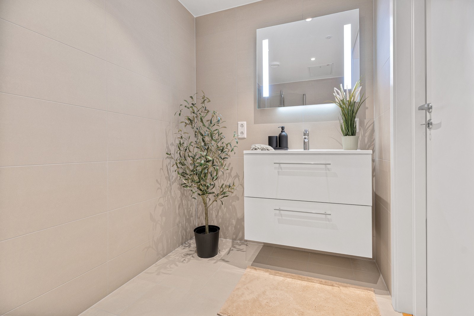 Pent flislagt bad me delikate gulv- og veggfliser. Spotter i tak. Vannbåren gulvvarme Galleribilde