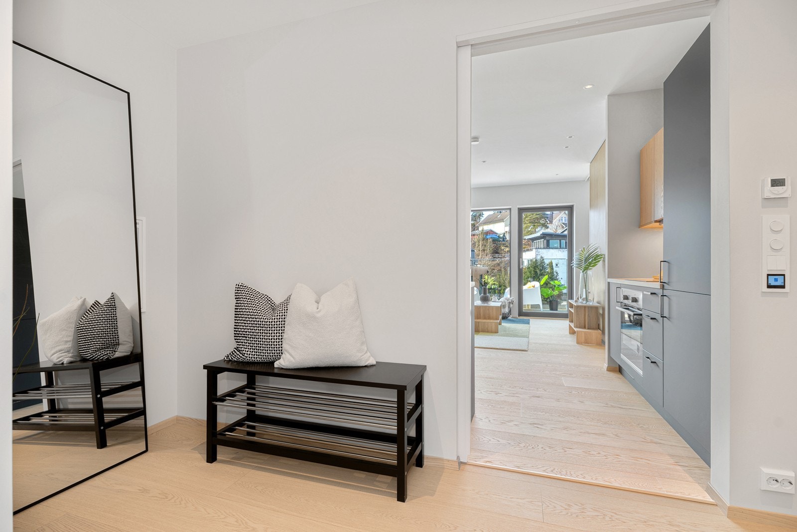 Innbydende entre med innfelt område for ulike alternativer for møblering av garderobeløsning Galleribilde