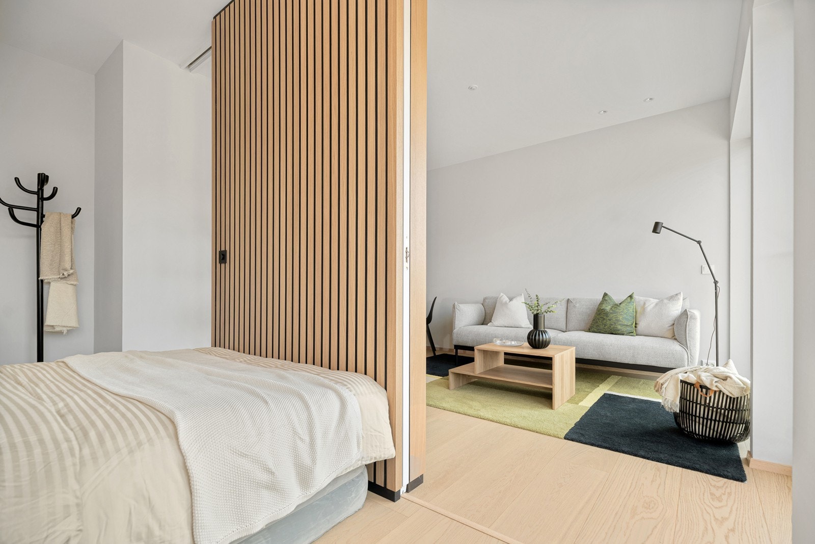 Soverommet har plass til dobbeltseng, nattbord og garderobeløsning Galleribilde