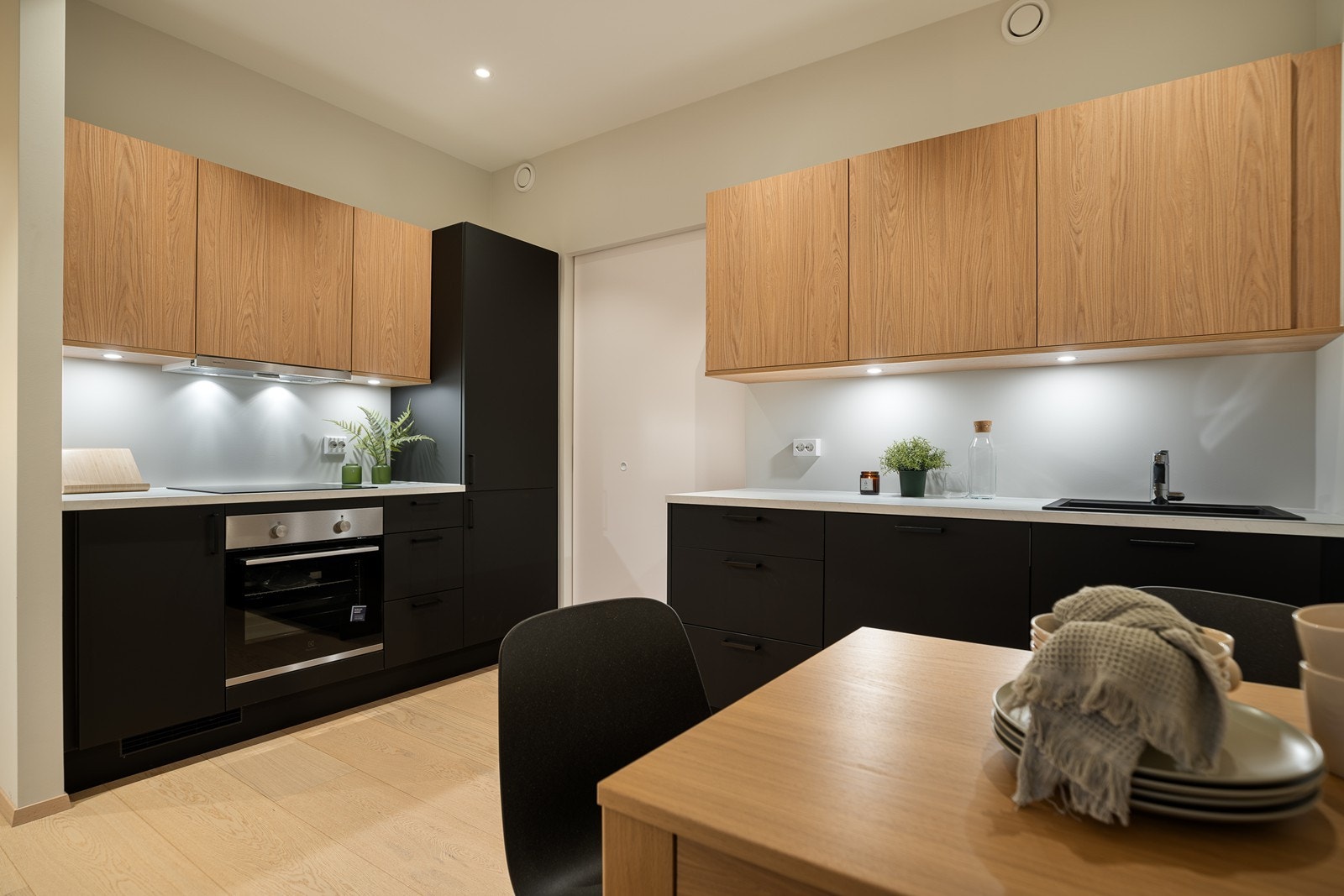 Leiligheten har en prima beliggenhet i byggets toppetasje. Her er det vektlagt praktiske, men lekre detaljer i alle rom Galleribilde