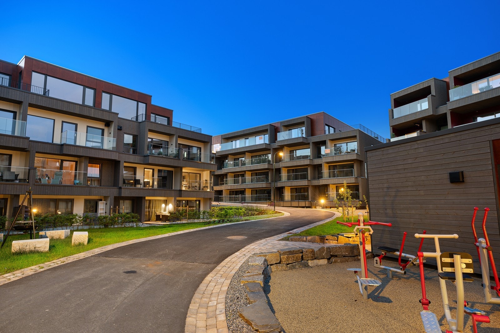 Lunt og solvendt, omkranset av hus som beskytter mot vind og trafikkstøy, ligger fellesområdet Galleribilde