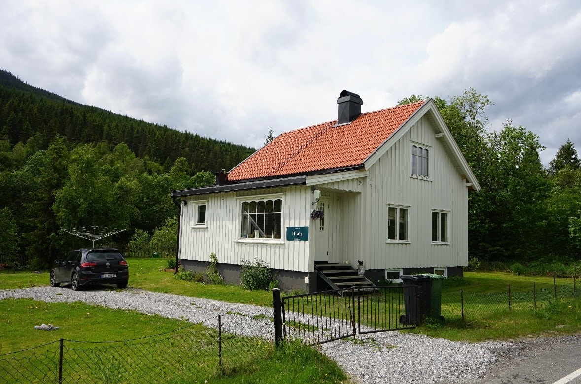 Tomten er på ca 1 598 kvm og er pent opparbeidet med plen, beplantning og frukttrær. Galleribilde