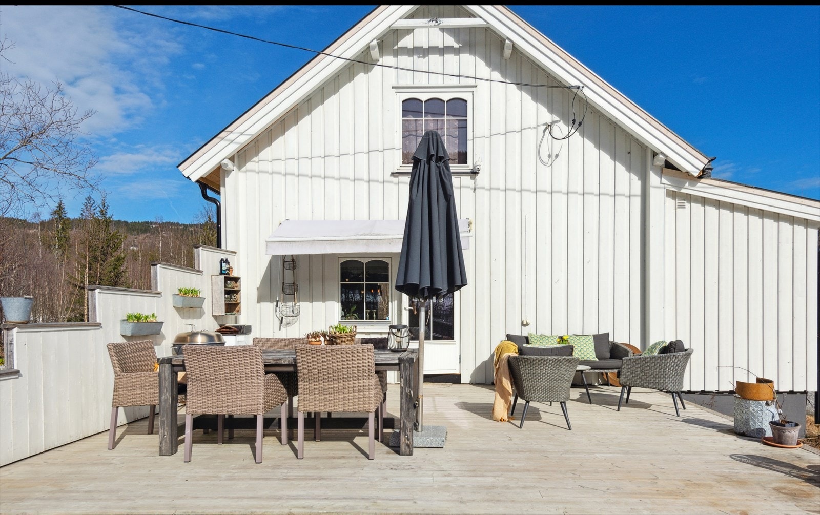 Enebolig med herlig terrasse og landlig beliggenhet. Galleribilde