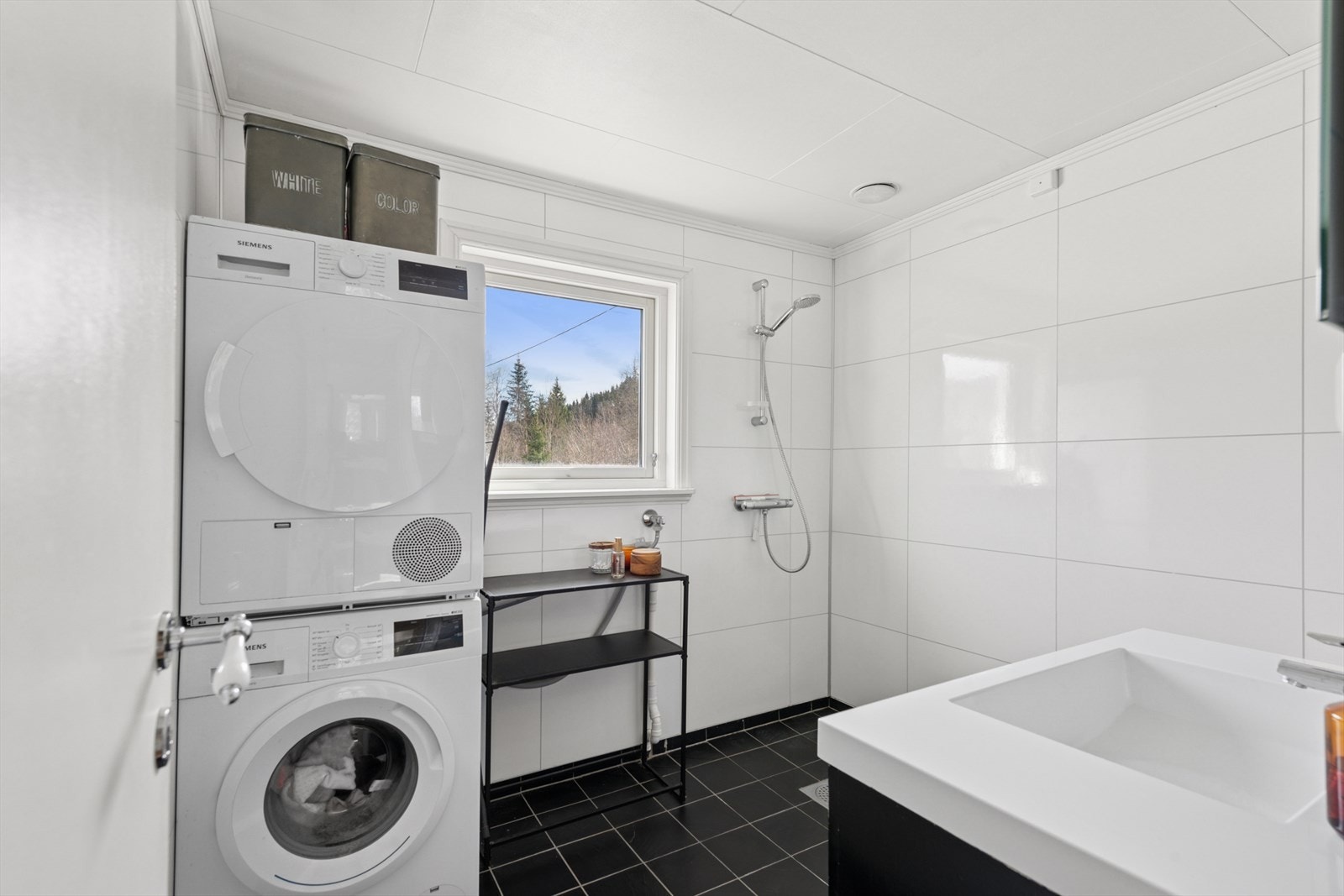 Opplegg til vaskemaskin og tørketrommel på baderommet. Galleribilde