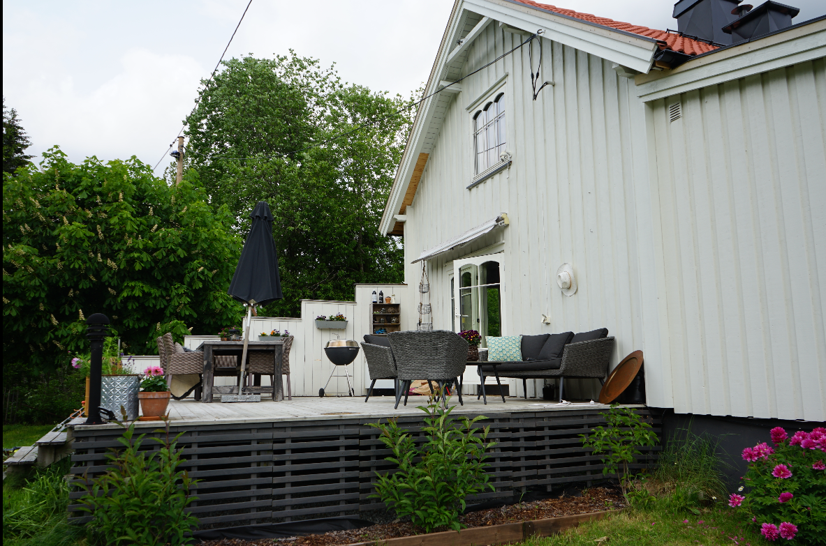 Stor terrasse med terrassemarkise. Her er god plass til utemøbler. Galleribilde