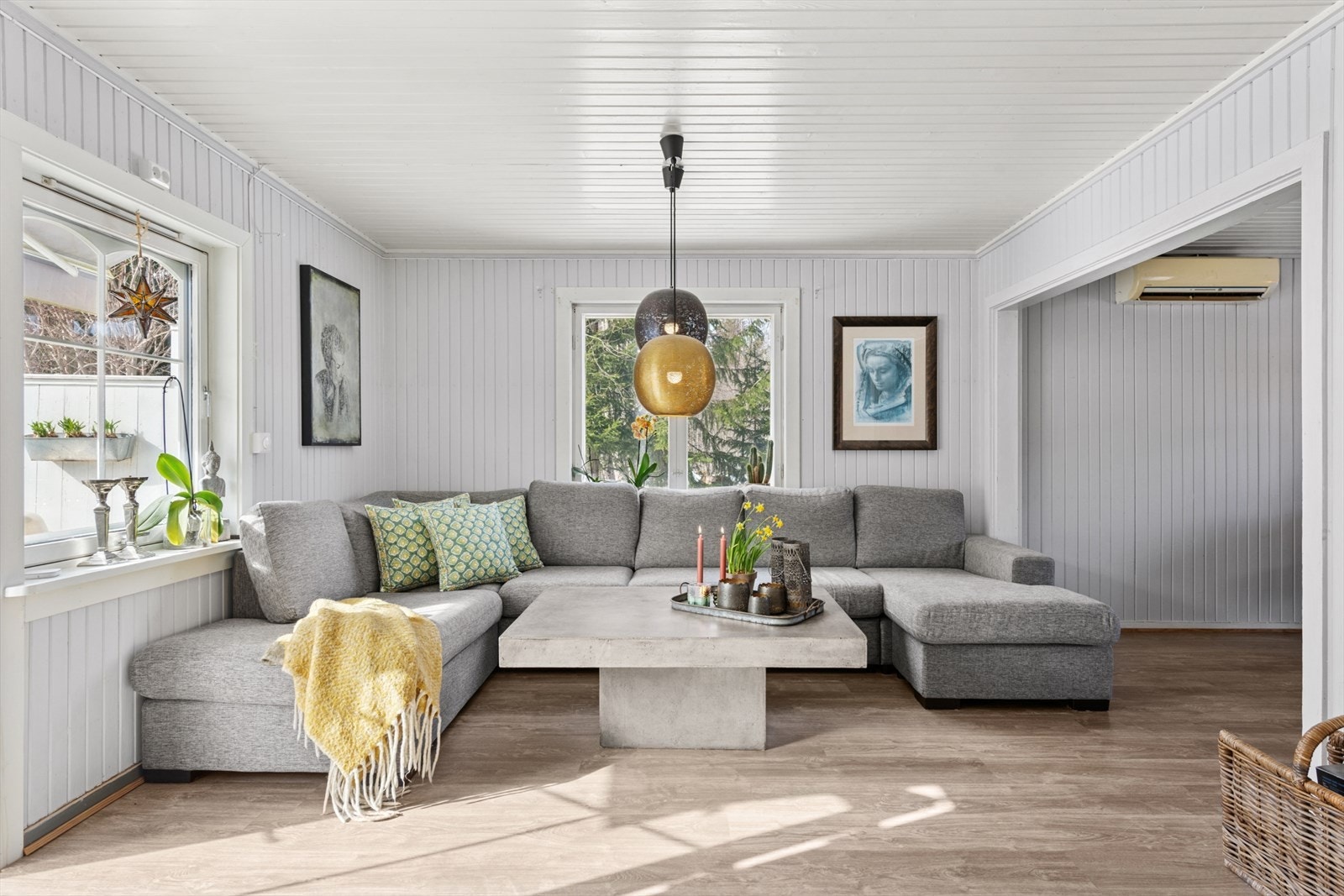 Koselig stue med plass til stor sofa. Galleribilde