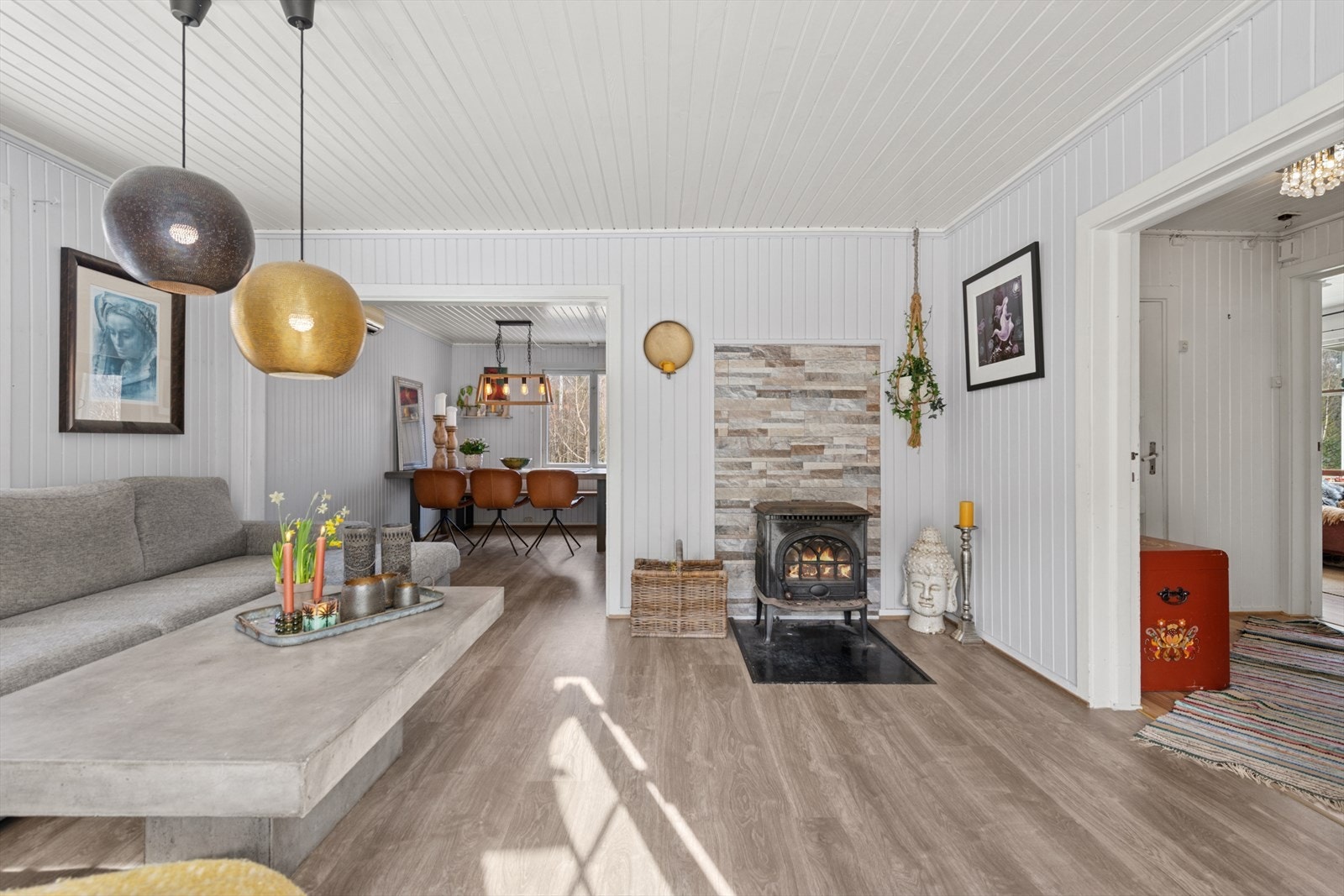 Peisovn i stuen som gir hygge og god varme på kalde dager. Galleribilde