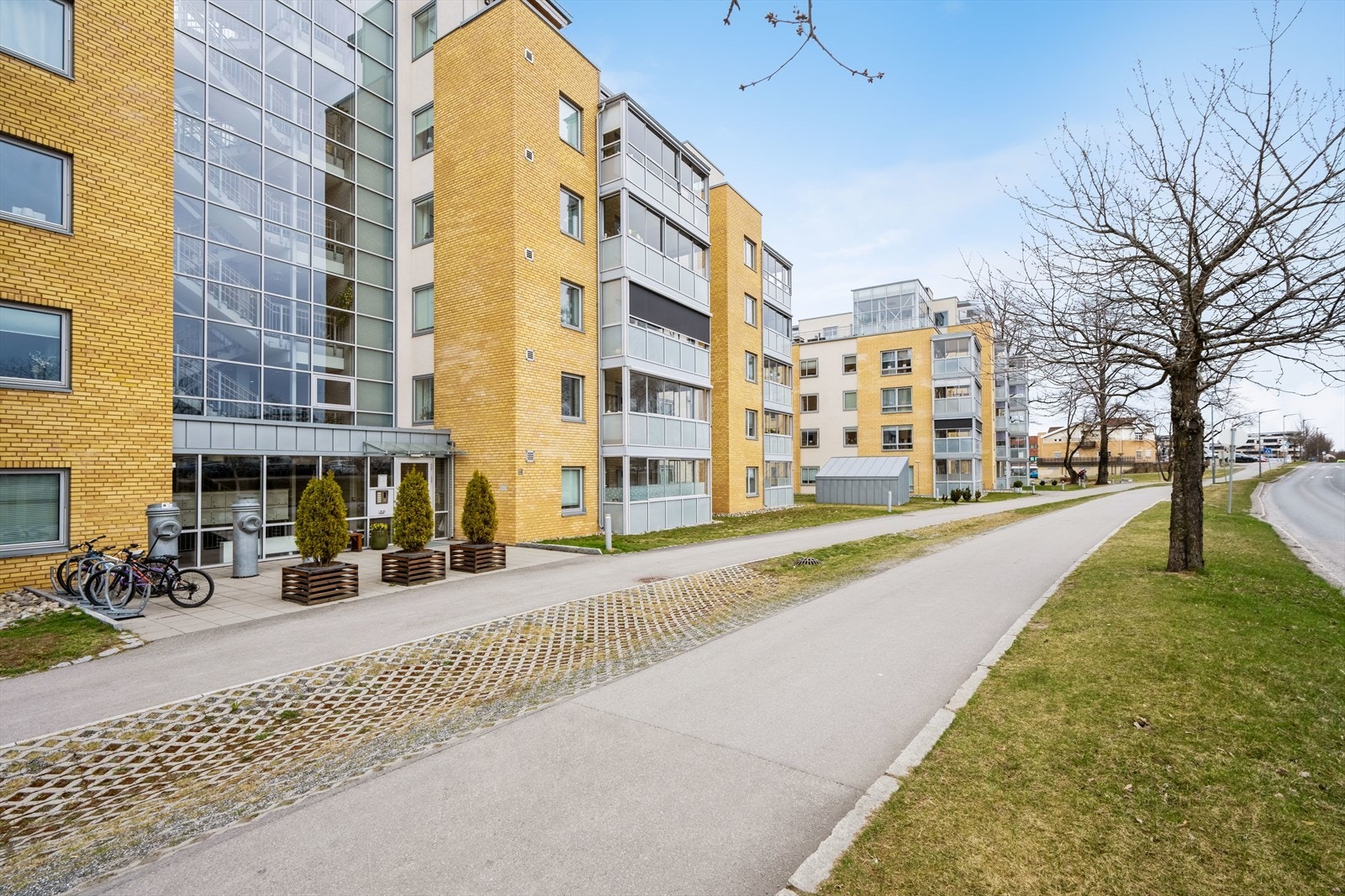 Leiligheten ligger i et meget sentralt og barnevennlig område på Sørumsand, i Lillestrøm kommune. Galleribilde