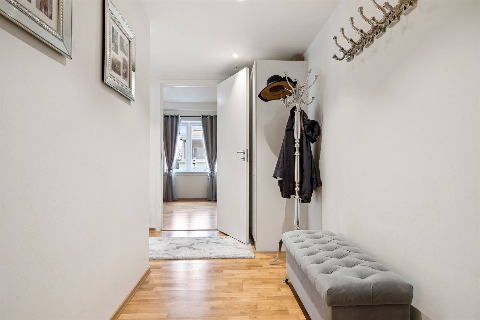 Romslig entré med god plass til å henge fra seg yttertøy og sko i garderobe. Galleribilde