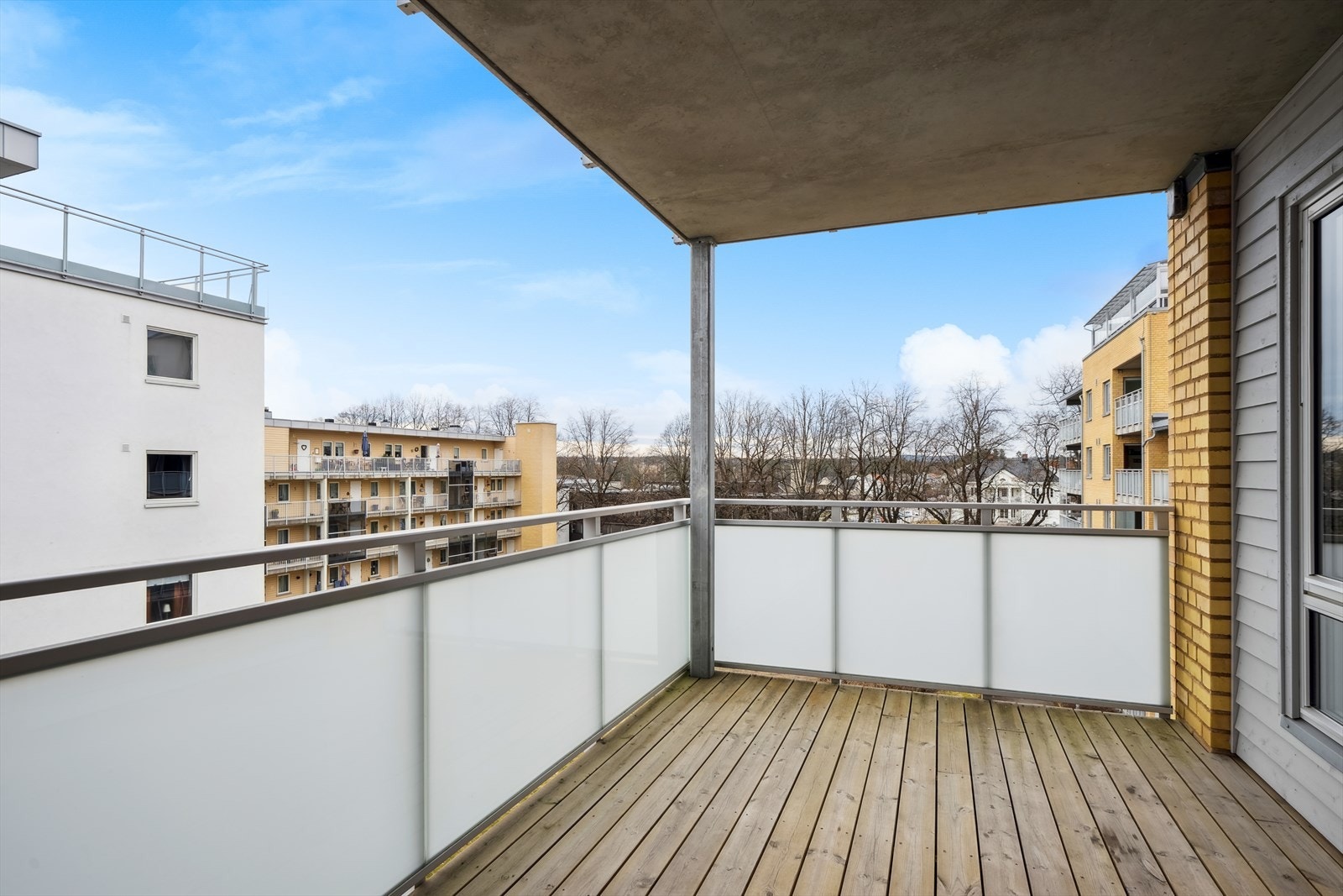 Balkongen har god plass til utemøblement til å nyte varme sommerdager. Galleribilde